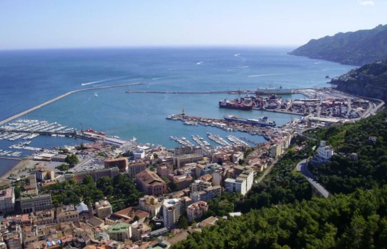 Casa Vacanza "Al Vicolo Delle Colonne" Salerno Exterior foto