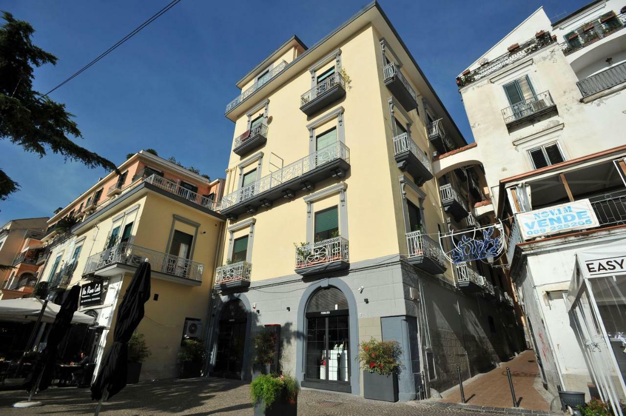 Casa Vacanza "Al Vicolo Delle Colonne" Salerno Exterior foto