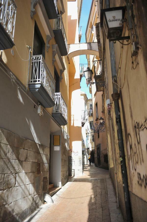 Casa Vacanza "Al Vicolo Delle Colonne" Salerno Exterior foto